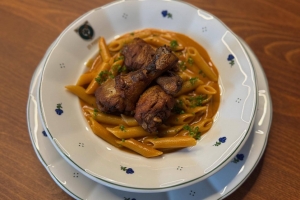 Chicken drumsticks with peppers, penne rigate