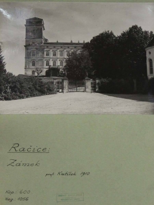 Zámek Račice - 1910 - zámek a brána z parku