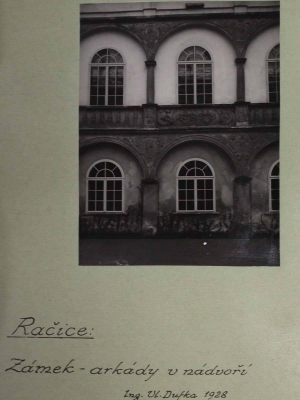 Zámek Račice - arkády v nádvoří - 1928