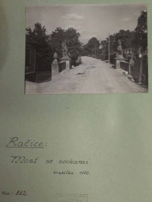 Zámek Račice - most se sochami dole ve vsi