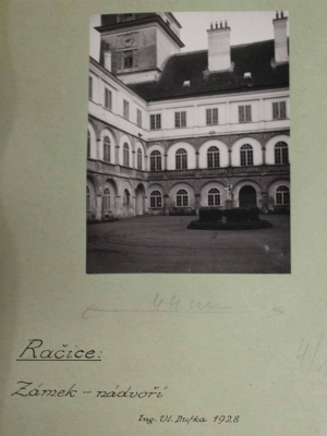 Zámek Račice - 1928 - nádvoří zámku