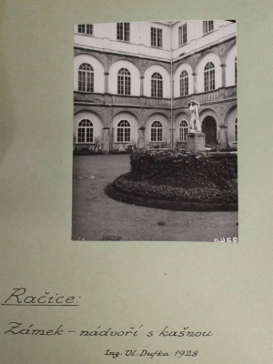 Zámek Račice - nádvoří s kašnou