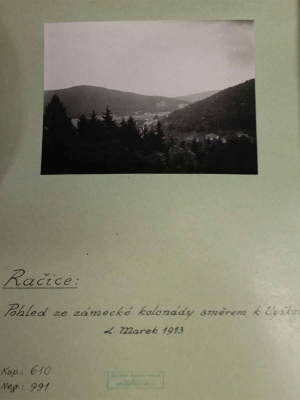 Zámek Račice - Pohled ze zámecké kolonády směrem k Vyškovu
