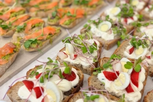 Wafle a ovocné saláty