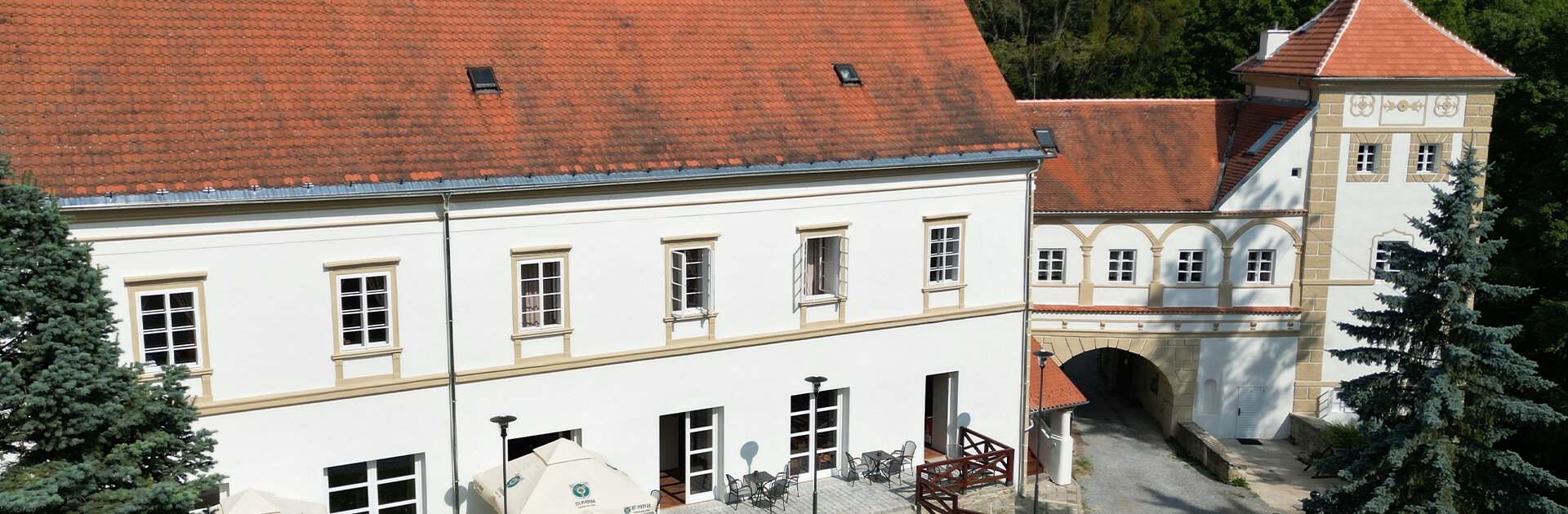 Předzámčí zámku Račice