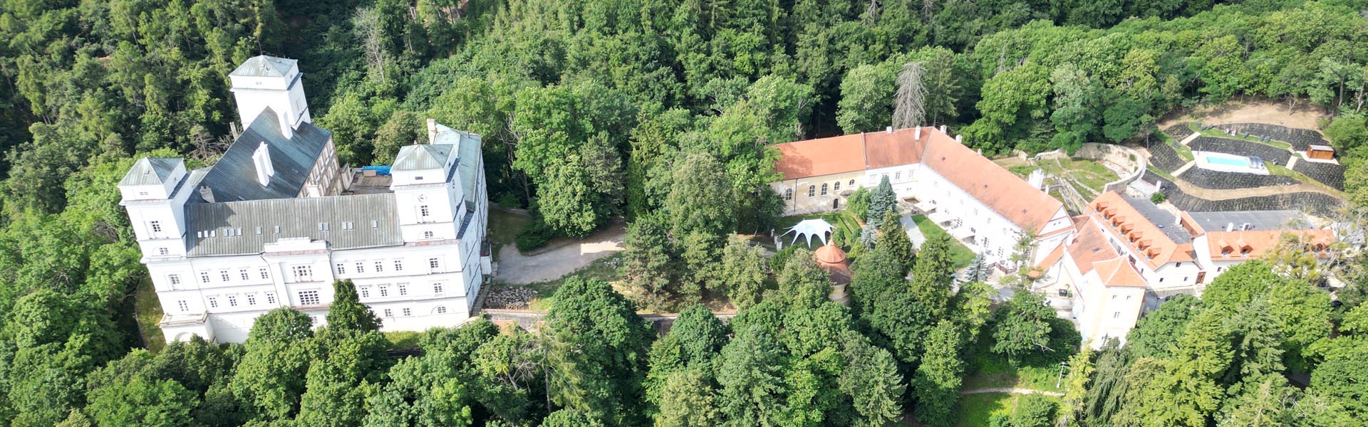 Areál zámku Račice